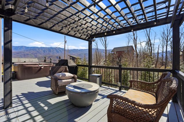 860 Pine Top Lane, Gatlinburg, TN 37738