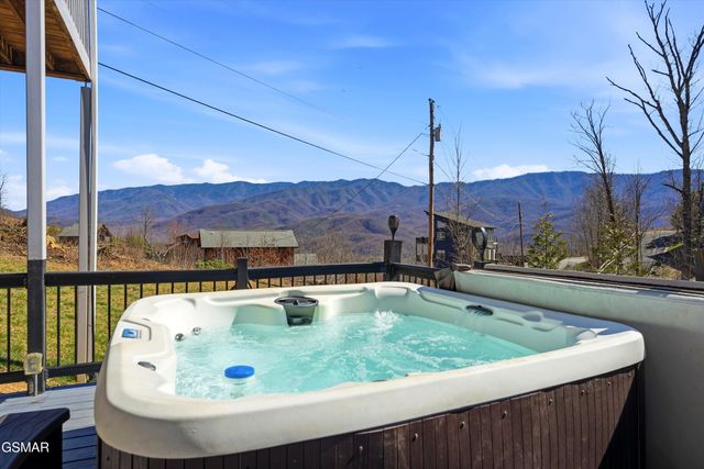 860 Pine Top Lane, Gatlinburg, TN 37738