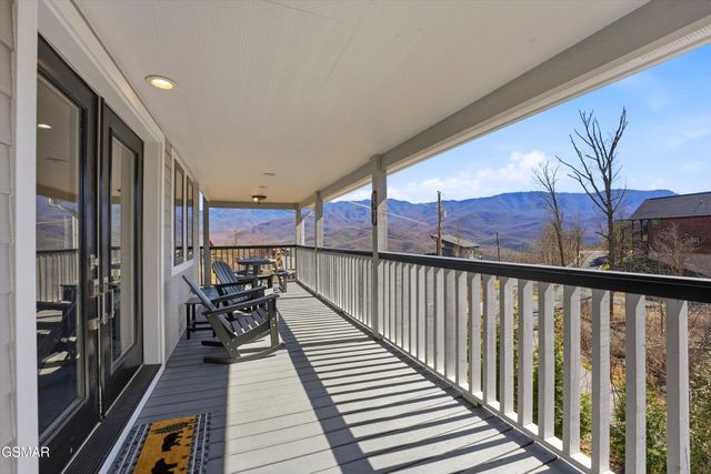 860 Pine Top Lane, Gatlinburg, TN 37738