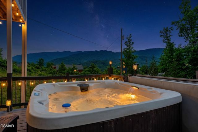 860 Pine Top Lane, Gatlinburg, TN 37738