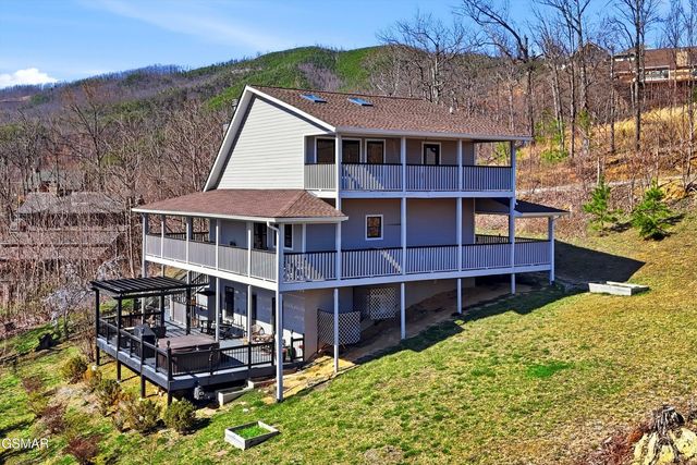 860 Pine Top Lane, Gatlinburg, TN 37738