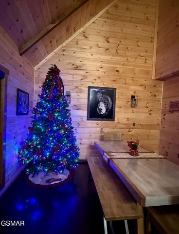 860 Pine Top Lane, Gatlinburg, TN 37738
