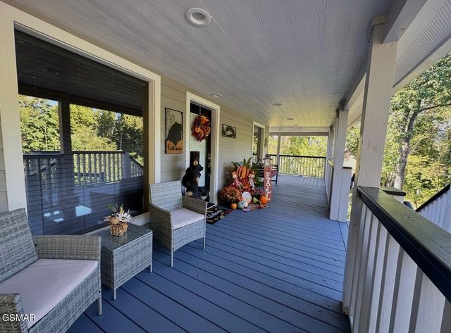 860 Pine Top Lane, Gatlinburg, TN 37738