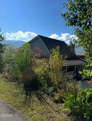 860 Pine Top Lane, Gatlinburg, TN 37738