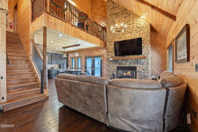 860 Pine Top Lane, Gatlinburg, TN 37738
