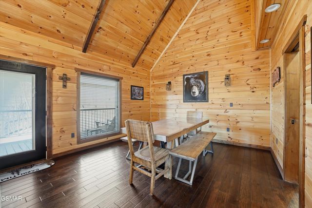 860 Pine Top Lane, Gatlinburg, TN 37738