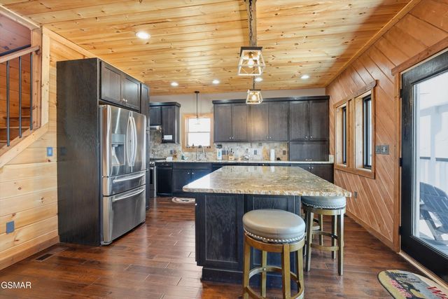 860 Pine Top Lane, Gatlinburg, TN 37738