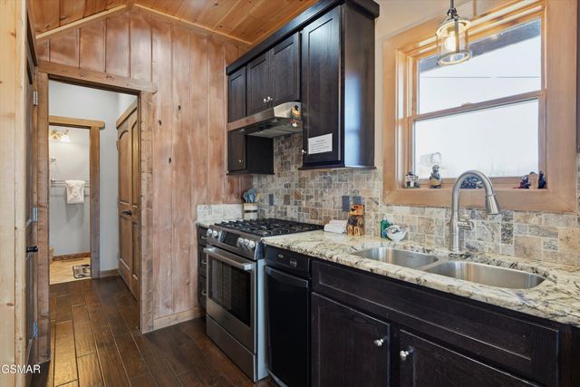 860 Pine Top Lane, Gatlinburg, TN 37738