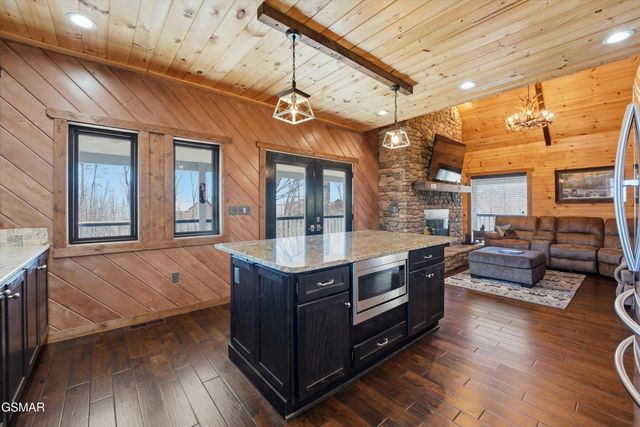 860 Pine Top Lane, Gatlinburg, TN 37738