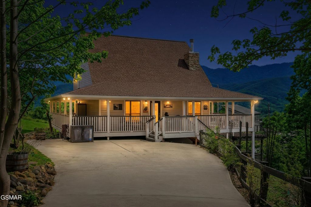 860 Pine Top Lane, Gatlinburg, TN 37738