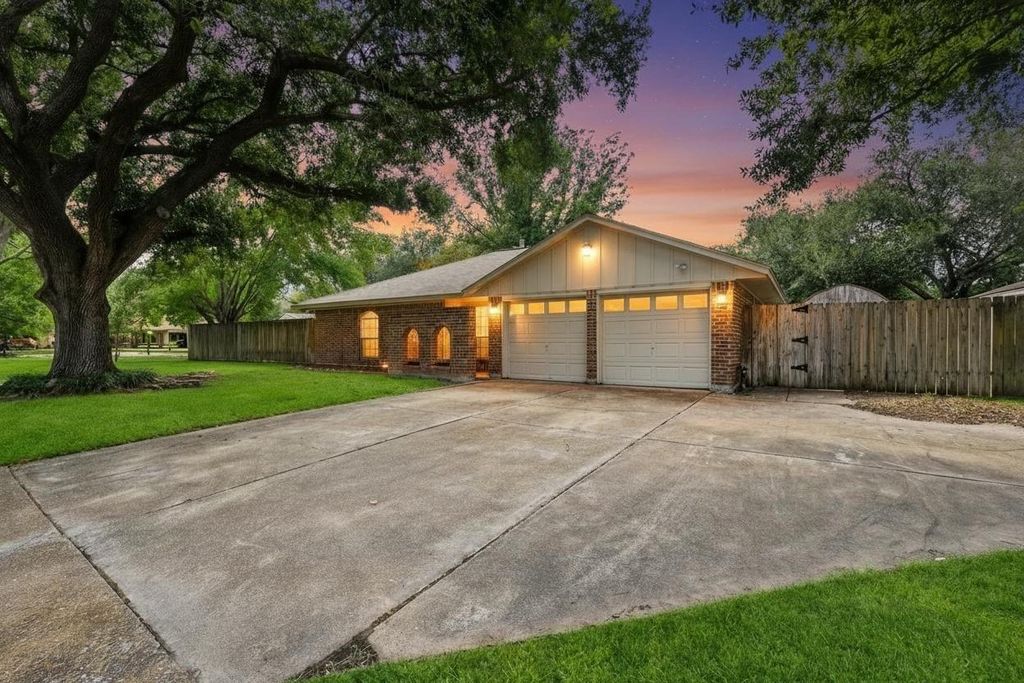 3930 Tumbleweed Lane, Baytown, TX 77521