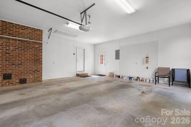 1961 5th Street Lane NW, Hickory, NC 28601
