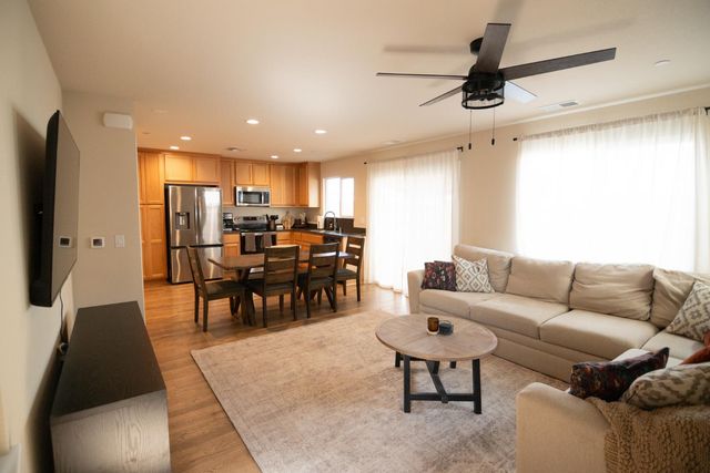 430 Peppercorn Dr, Turlock, CA 95380