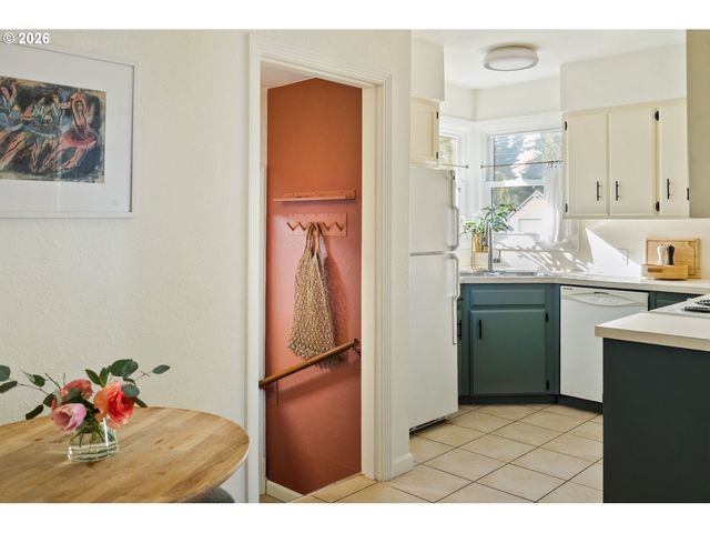 6430 Ne HANCOCK St, Portland, OR 97213