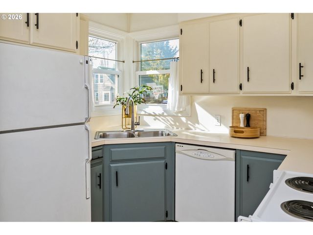 6430 Ne HANCOCK St, Portland, OR 97213