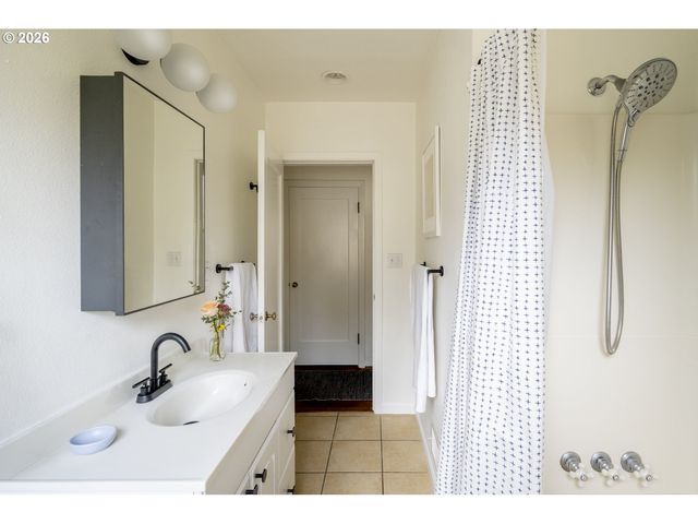 6430 Ne HANCOCK St, Portland, OR 97213