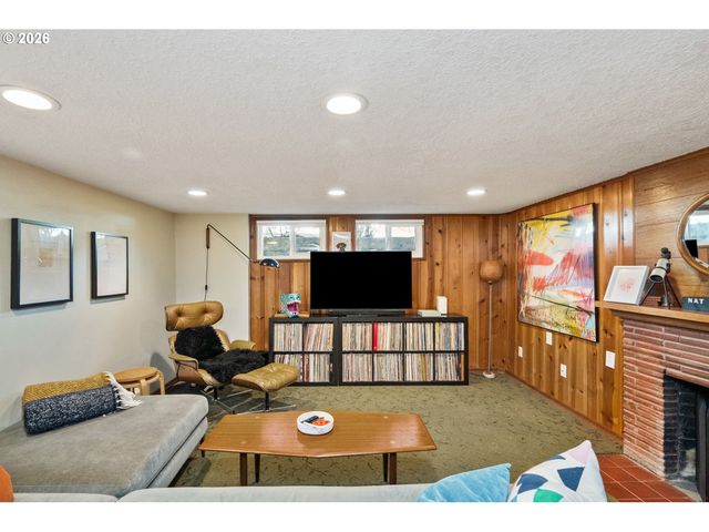 6430 Ne HANCOCK St, Portland, OR 97213