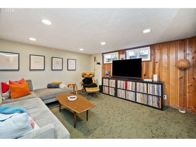 6430 Ne HANCOCK St, Portland, OR 97213