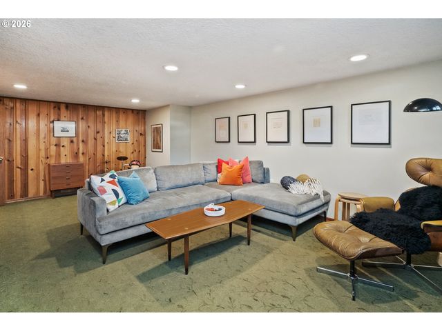 6430 Ne HANCOCK St, Portland, OR 97213