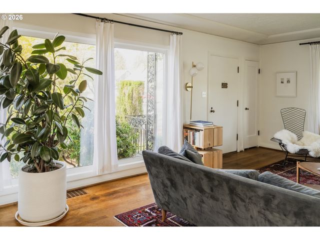 6430 Ne HANCOCK St, Portland, OR 97213