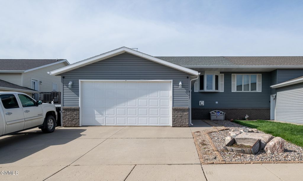 4537 30th Avenue NW, Mandan, ND 58554 photo 2