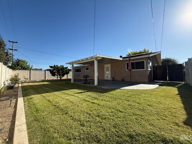 3212 Earnest Court, Bakersfield, CA 93304