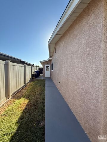 3212 Earnest Court, Bakersfield, CA 93304