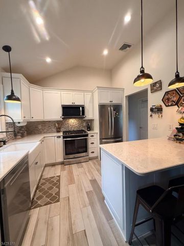 8 Cold Spring Dr, Vernon Twp., NJ 07422