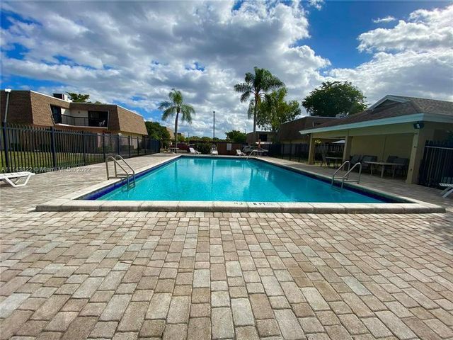 8115 SW 24 Th St 27d, North Lauderdale, FL 33068