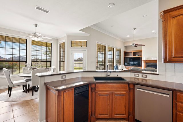 1009 Summerlin Drive, Granbury, TX 76048