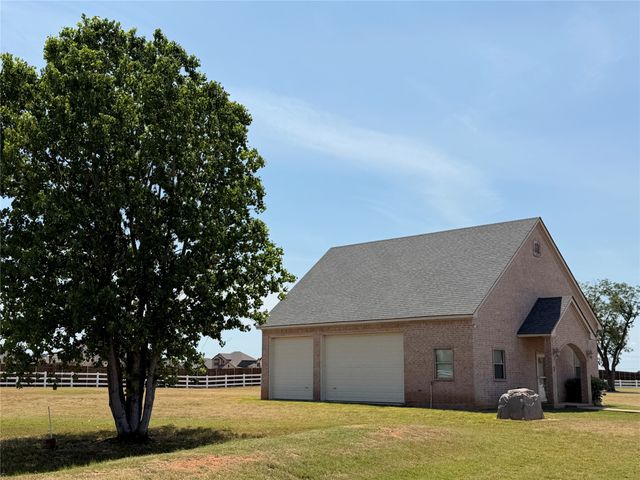 1009 Summerlin Drive, Granbury, TX 76048
