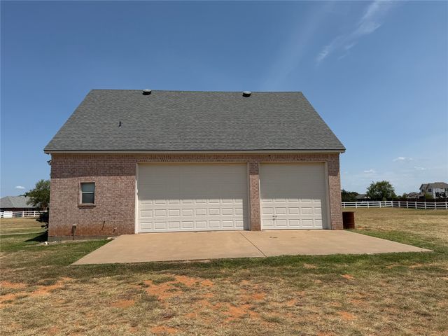 1009 Summerlin Drive, Granbury, TX 76048