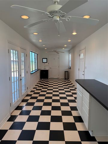 1009 Summerlin Drive, Granbury, TX 76048