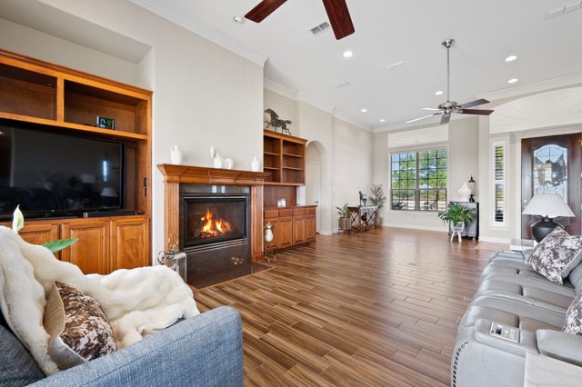 1009 Summerlin Drive, Granbury, TX 76048