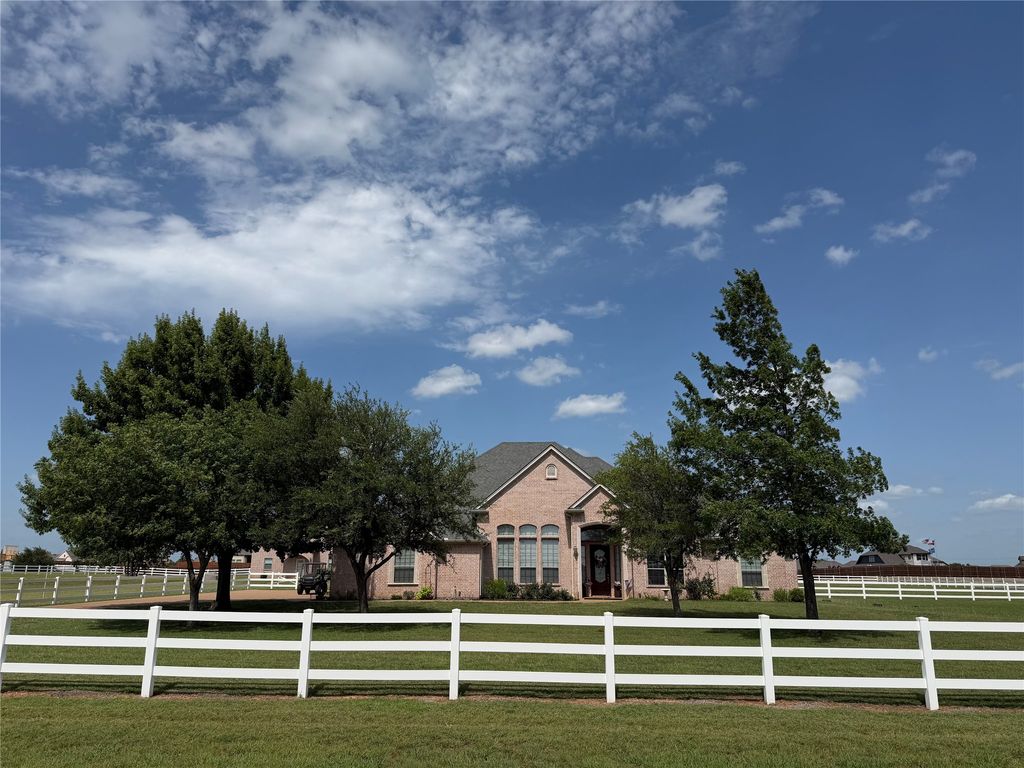 1009 Summerlin Drive, Granbury, TX 76048