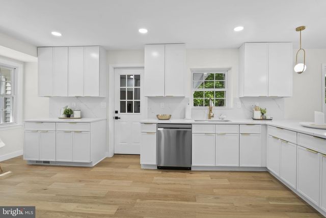 5219 HOLDEN ST, Fairfax, VA 22032