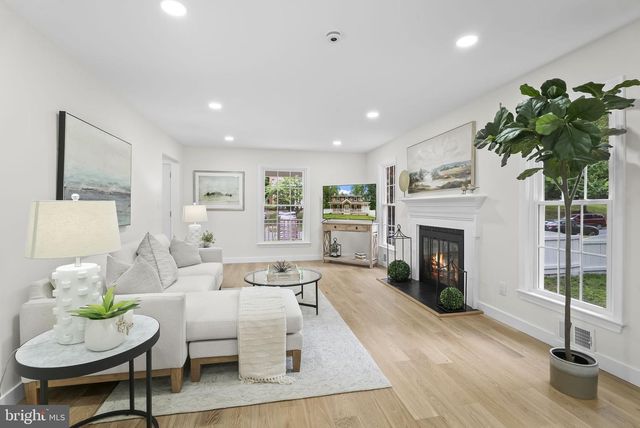 5219 HOLDEN ST, Fairfax, VA 22032