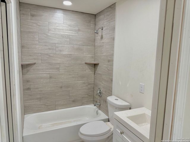 709 Burr Oak, Canyon Lake, TX 78133