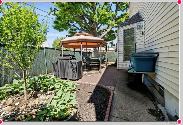 7004 57th Road, Maspeth, NY 11378