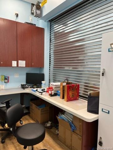 131-07 40th Road E06, Flushing, NY 11354