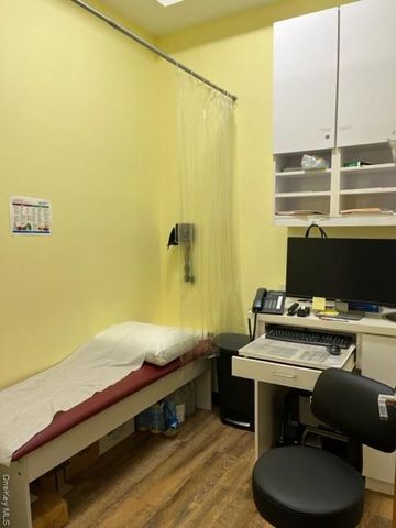 131-07 40th Road E06, Flushing, NY 11354