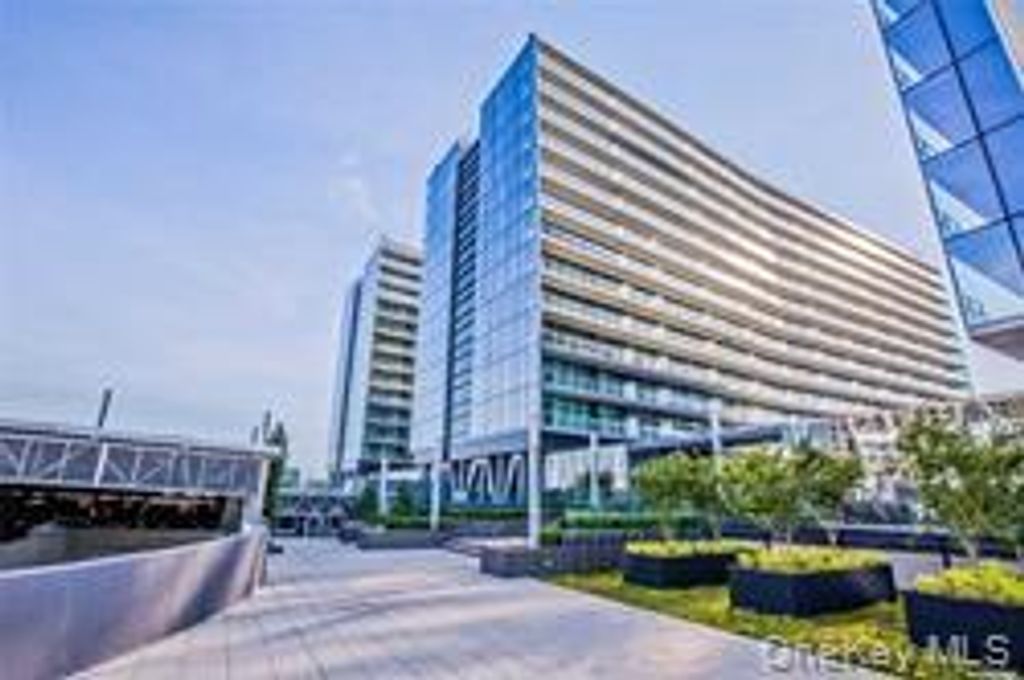 131-07 40th Road E06, Flushing, NY 11354
