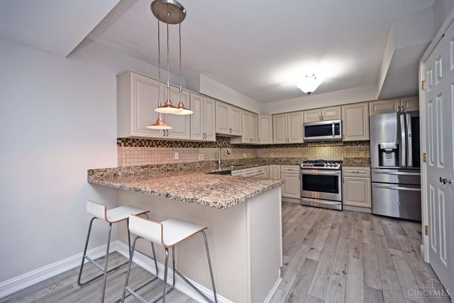 39 Rolling Hills Court, Wyoming, OH 45215