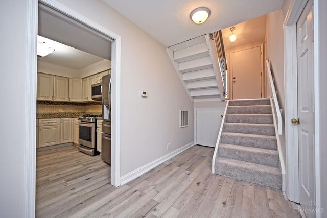 39 Rolling Hills Court, Wyoming, OH 45215