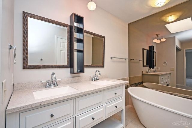 39 Rolling Hills Court, Wyoming, OH 45215