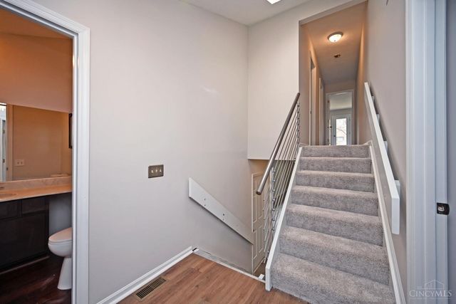 39 Rolling Hills Court, Wyoming, OH 45215