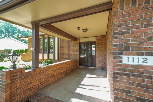 1112 E James St, Derby, KS 67037
