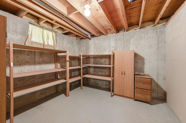 1112 E James St, Derby, KS 67037