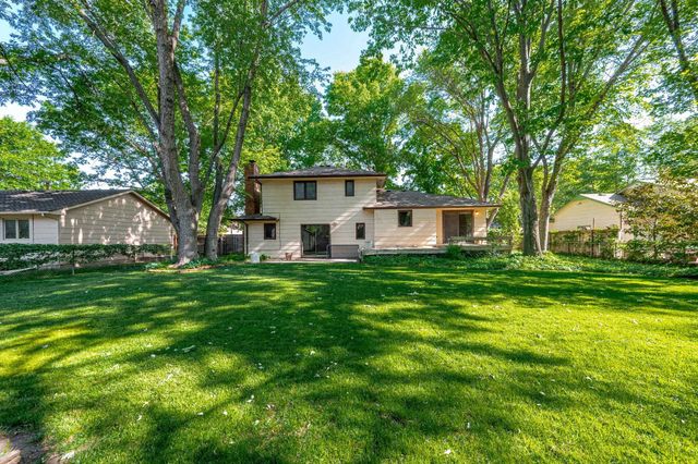 1112 E James St, Derby, KS 67037