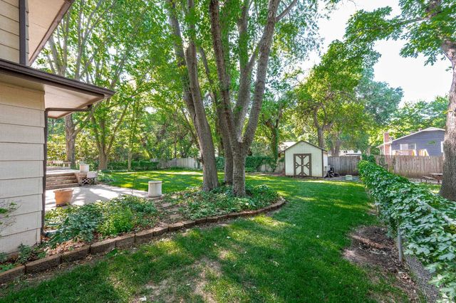 1112 E James St, Derby, KS 67037
